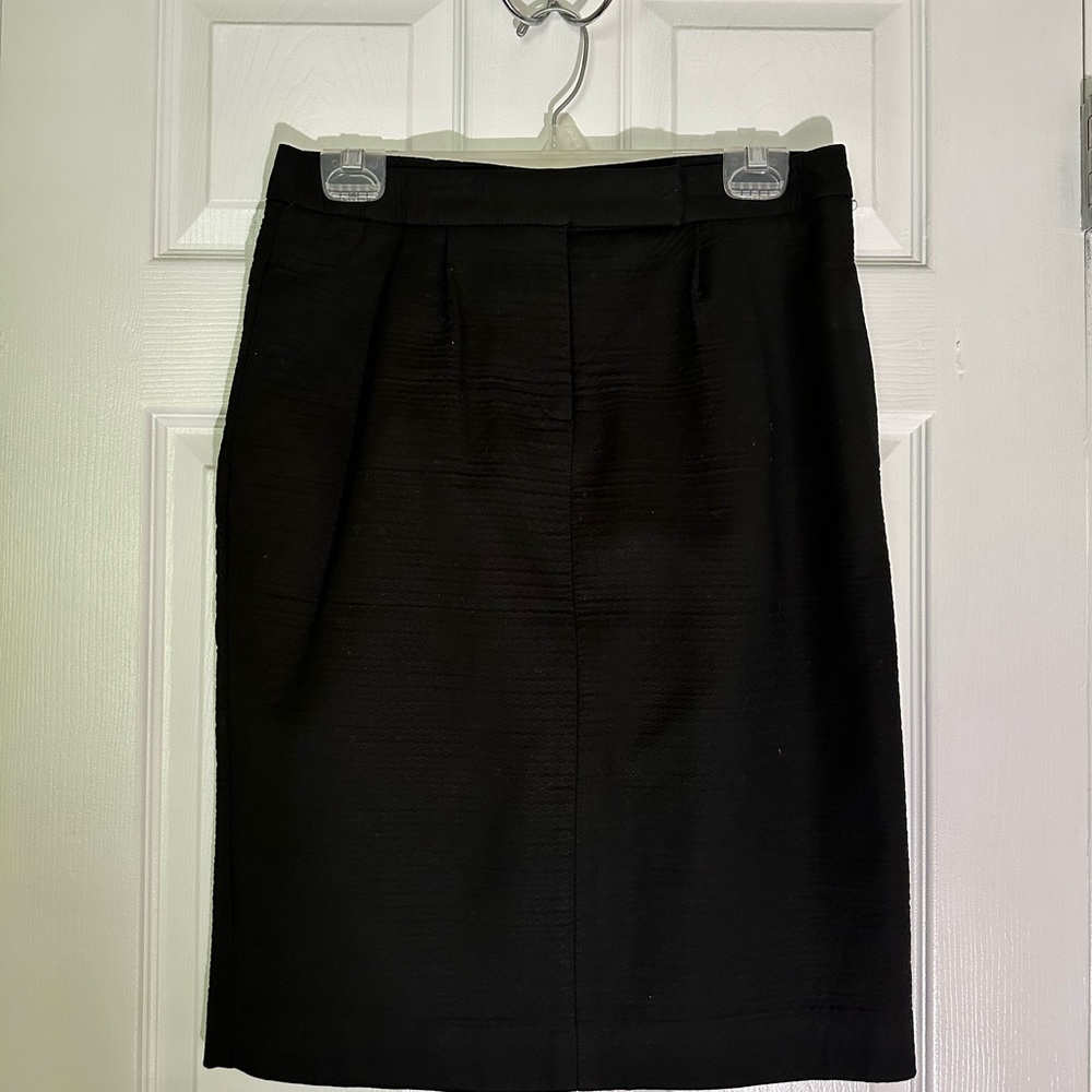 Black skirt w/front zipper and pockets